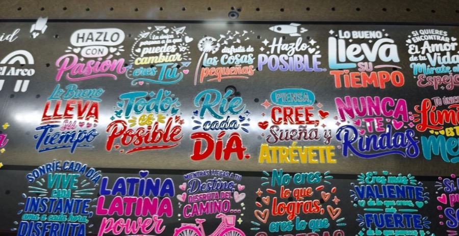 Hoja DTF UV con frases para termos recién impresa