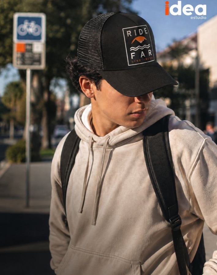 Gorra trucker negra con logo a todo color en DTF Textil